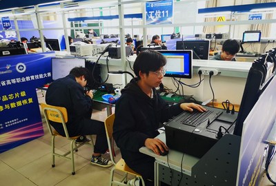河南20所高校赛闪耀技术新星 信息工程学院在“电子产品芯片级维修与数据恢复”大赛中勇夺一等奖